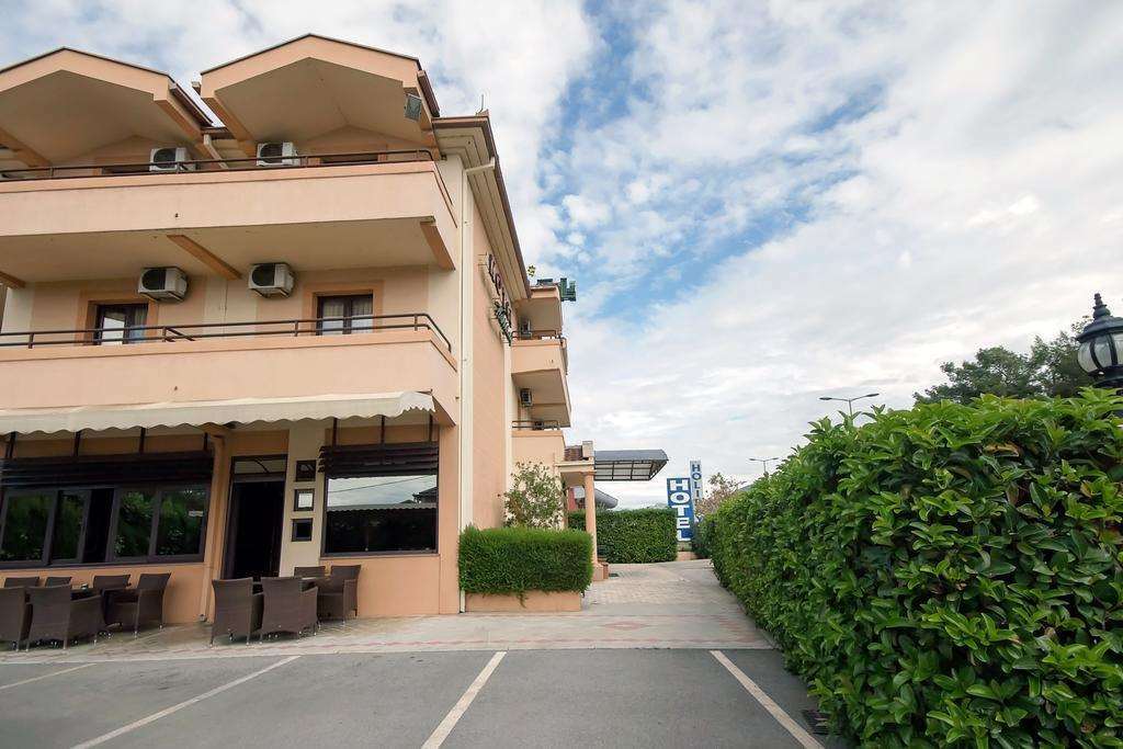 Hotel Holiday Podgorica Exterior photo